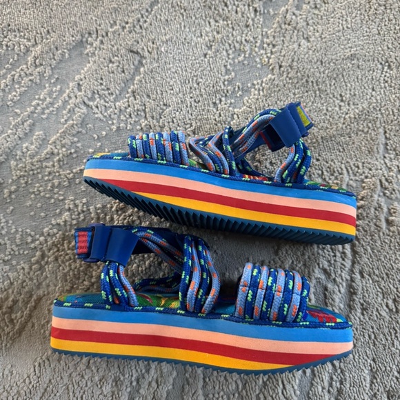 Farm Rio Blue Macaw rainbow Platform Sandals tropical cross cross straps Size 6 - Picture 5 of 12